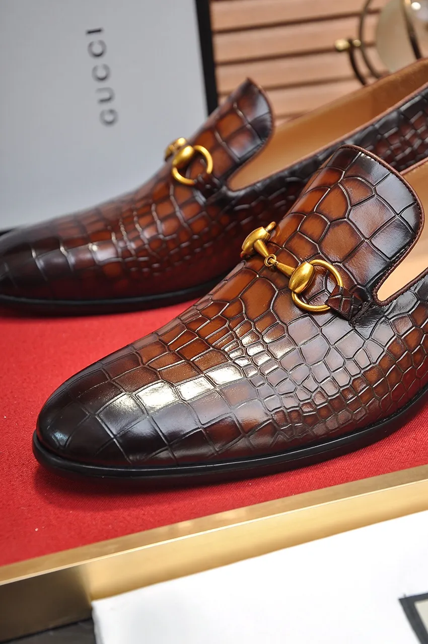 Men's shoes💰560💶Italy's top luxury men's shoe giant (GUCCI) (Gucci) (full cowhide lining) new arrival🍃Original European style🔰 Pleasant to the eye😍In order to make the shoes more durable and non-deformable🌀The production continues to follow traditional methods but there is still no lack of innovation💪Choose original sheepskin for the leather♻️ Smooth and natural And extra bright ⭐Made of imported cowhide, the first choice of rich people 38-45 (45 customized)